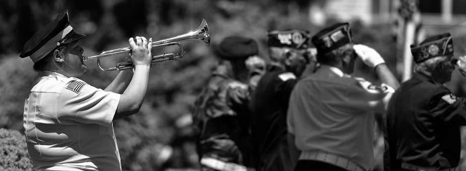 Horn player and soldiers saluting.